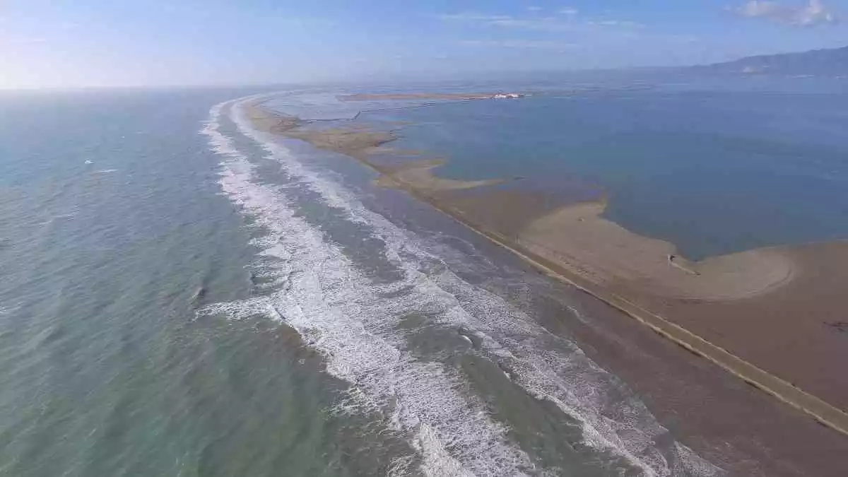 Pla aeri de la platja exterior de la barra del Trabucador, al delta de l'Ebre, un any després del pas del Gloria