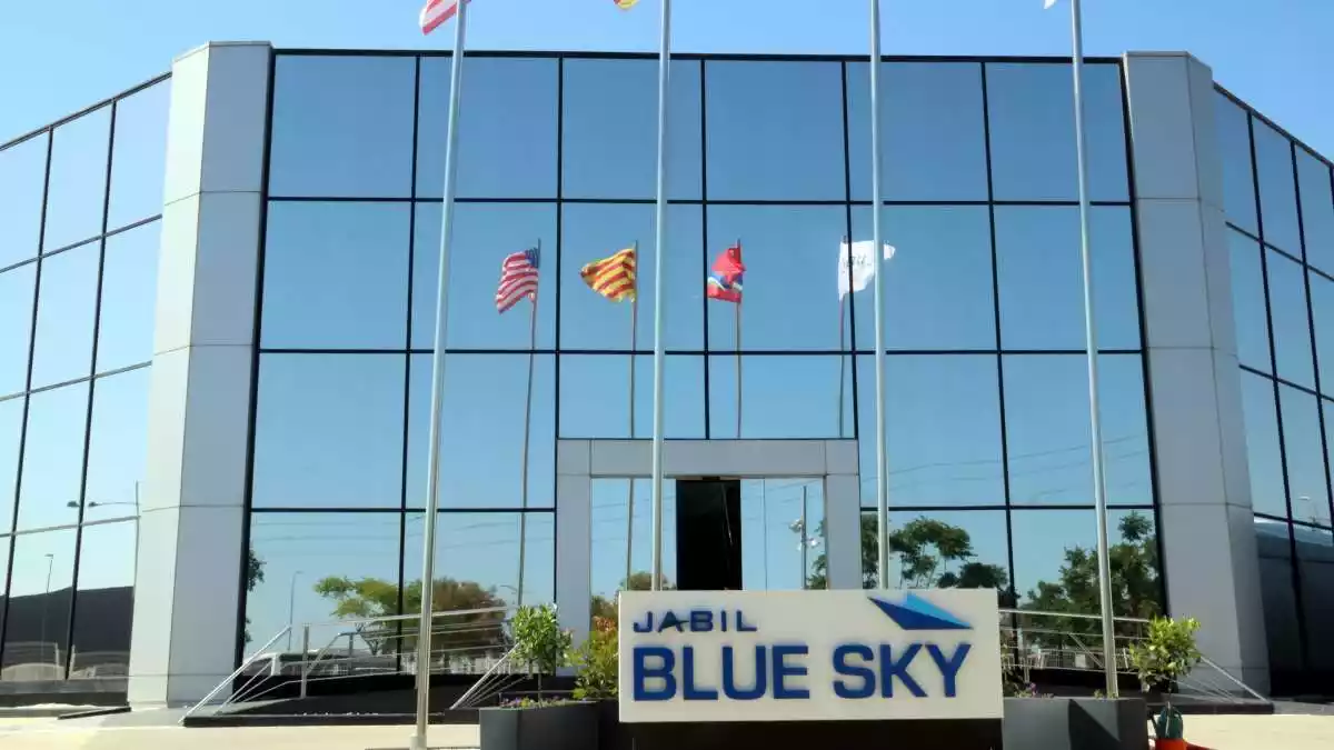 Pla general de la façana del nou centre tecnològic Jabil Blue Sky de l'Aldea