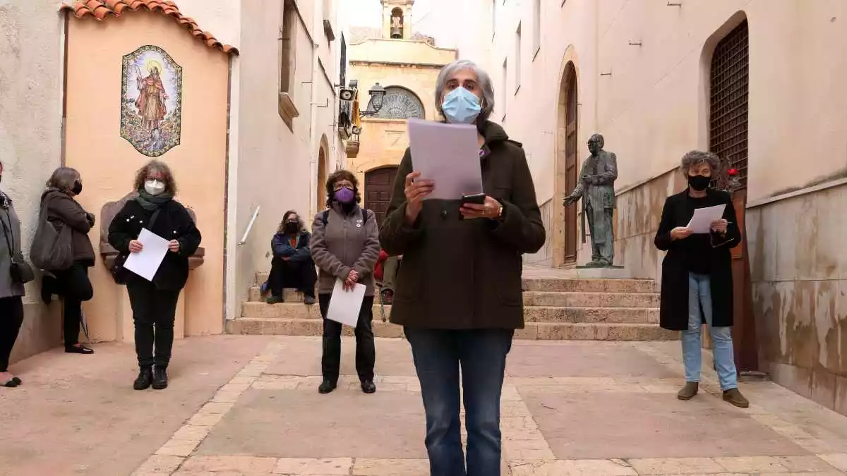Pla general de les organitzadores llegint les fitxes d'ingrés a la presó de les 11 dones mortes al convent Les Oblates durant el franquisme