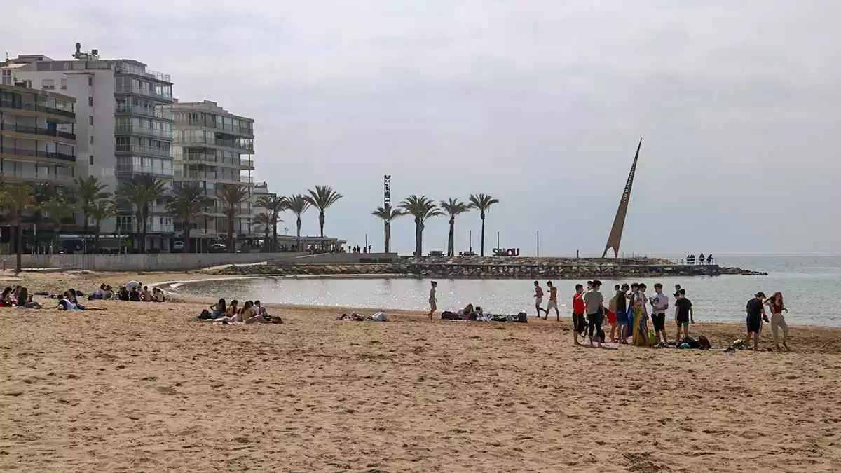 Pla general de persones gaudint del bon temps en una de les platges de la zona turística de Salou.