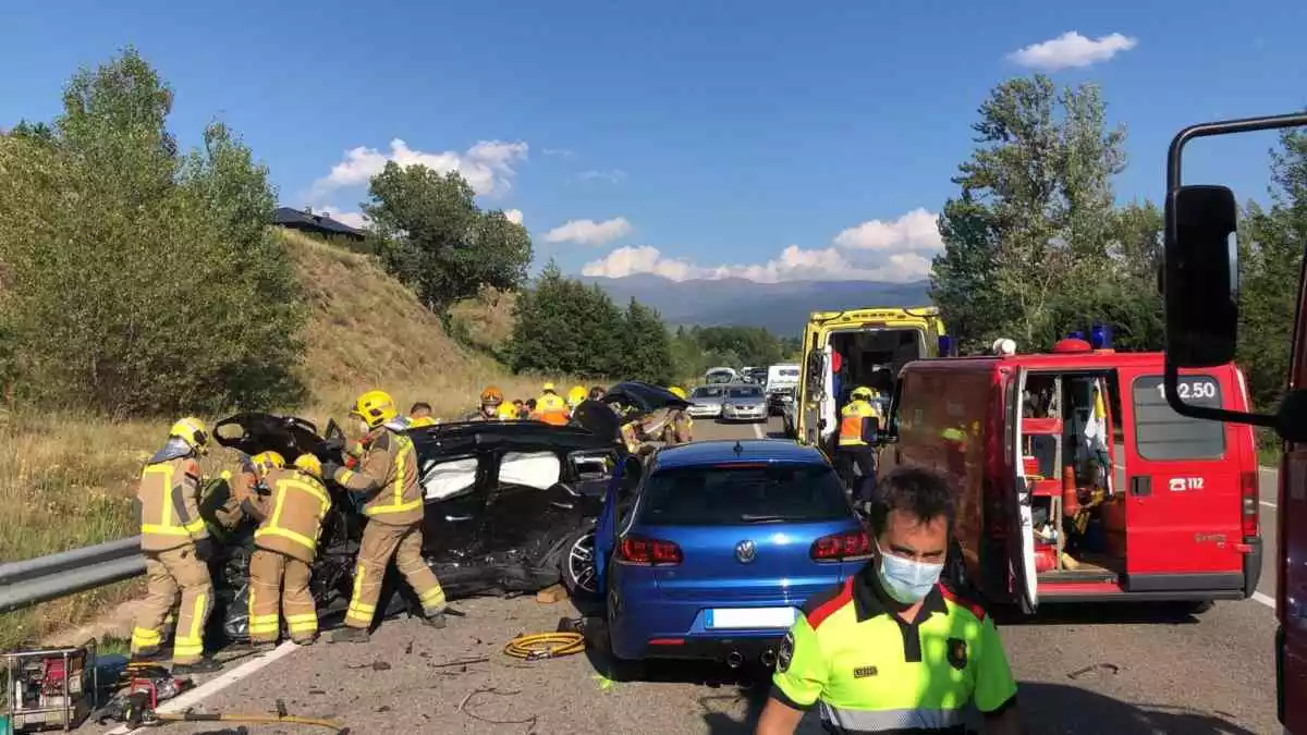 Pla general d'un accident a l'N-260 a la Cerdanya amb dos vehicles implicats i una víctima mortal