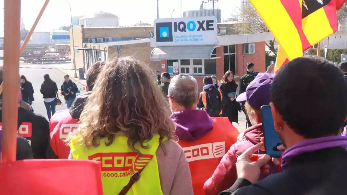 Pla mitjà de treballadors durant una marxa cap a la porta d'IQOXE, durant la vaga al sector petroquímic de Tarragona del 19 de febrer del 2020
