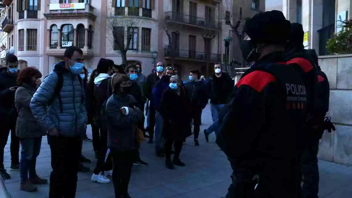 Pla obert de manifestants i d'agents dels Mossos d'Esquadra