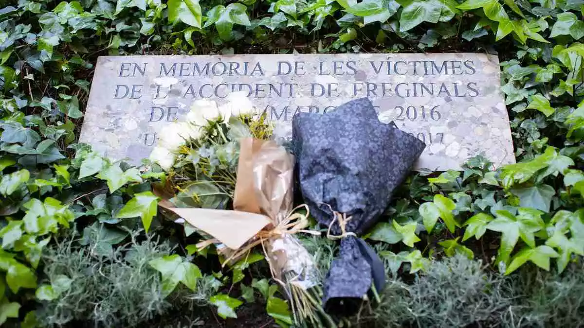 Placa amb l'ofrena de record a les víctimes de l'accident de Freginals