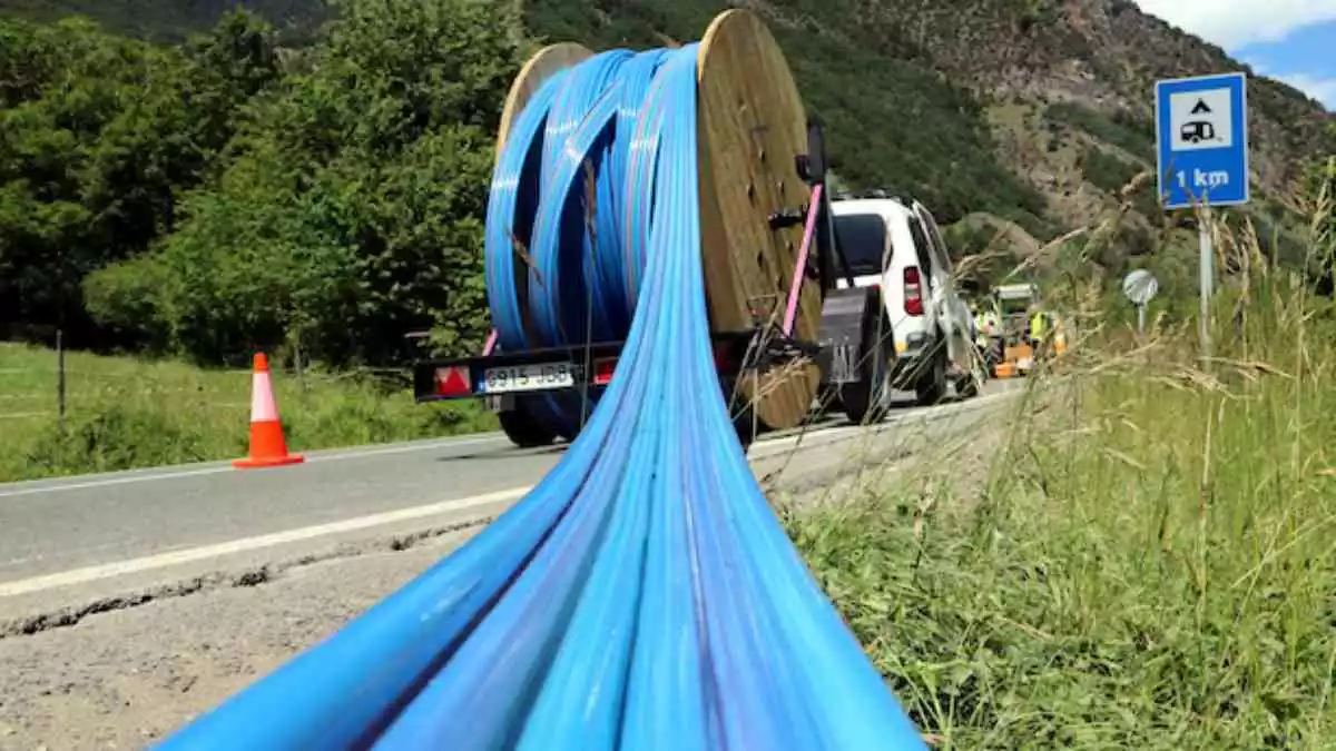 Primer pla del cablejat de fibra òptica que s'està col·locant en una carretera catalana