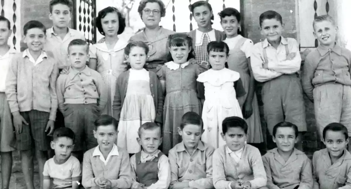 Rosa Miquel Nin, amb alumnes de l'escola del Papiolet.