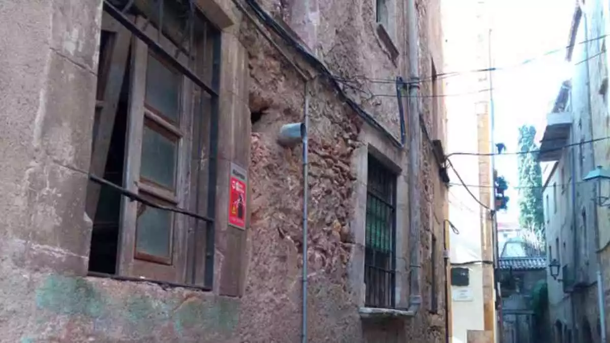 Una finestra forçada, a la Part Alta de Tarragona