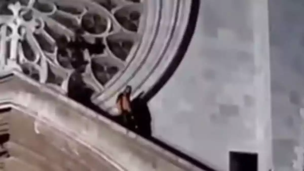 Captura del vídeo dels joves colant-se a l'interior de la catedral de Tarragona