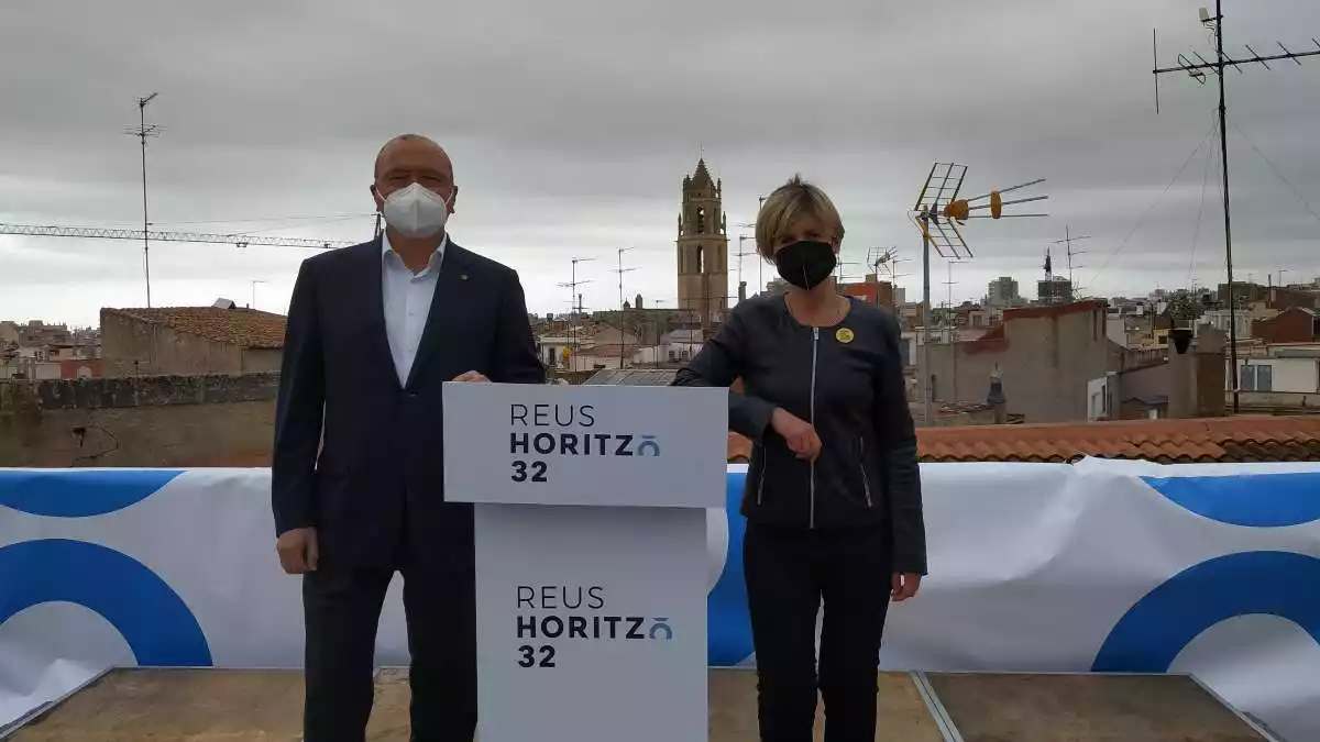 Carles Pellicer i Noemí Llauradó recolzats sobre el faristol de Reus Horitzó 32 al terrat del Museu Salvador Vilaseca