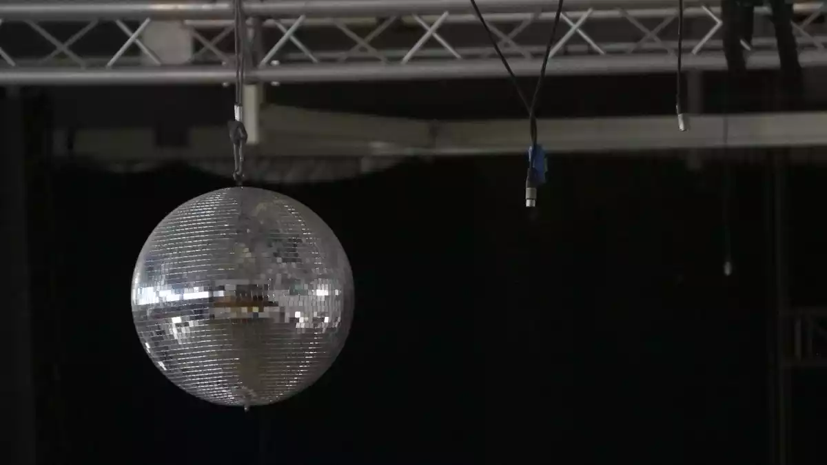 Detall de la bola de cristalls d'una discoteca, amb cables desconectats degut al tancament pel confinament