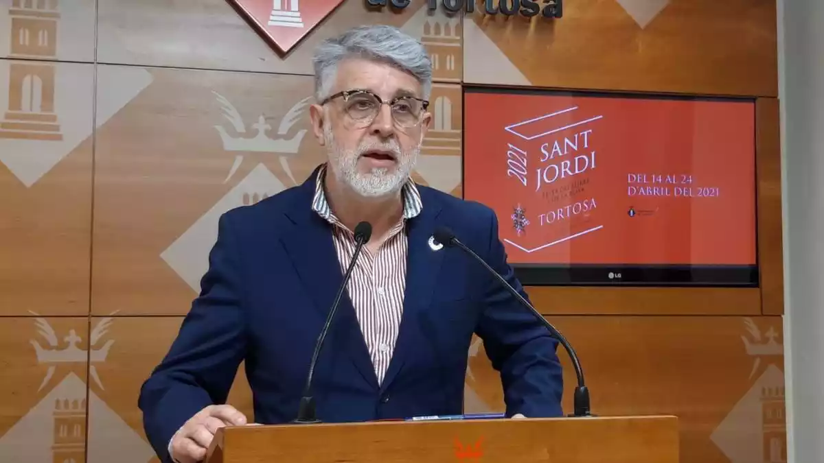 El regidor de Cultura de Tortosa, Enric Roig, en la presentació de la programació per celebrar la festivitat de Sant Jordi a la ciutat