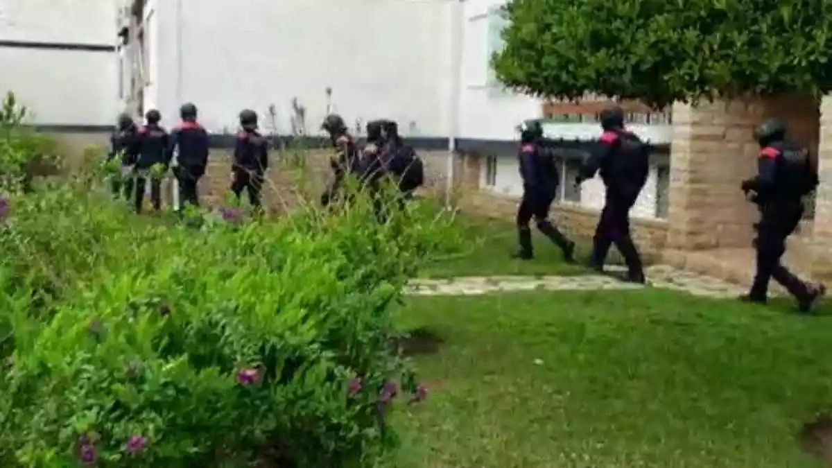 Els Mossos d'Esquadra en una detenció a Salou