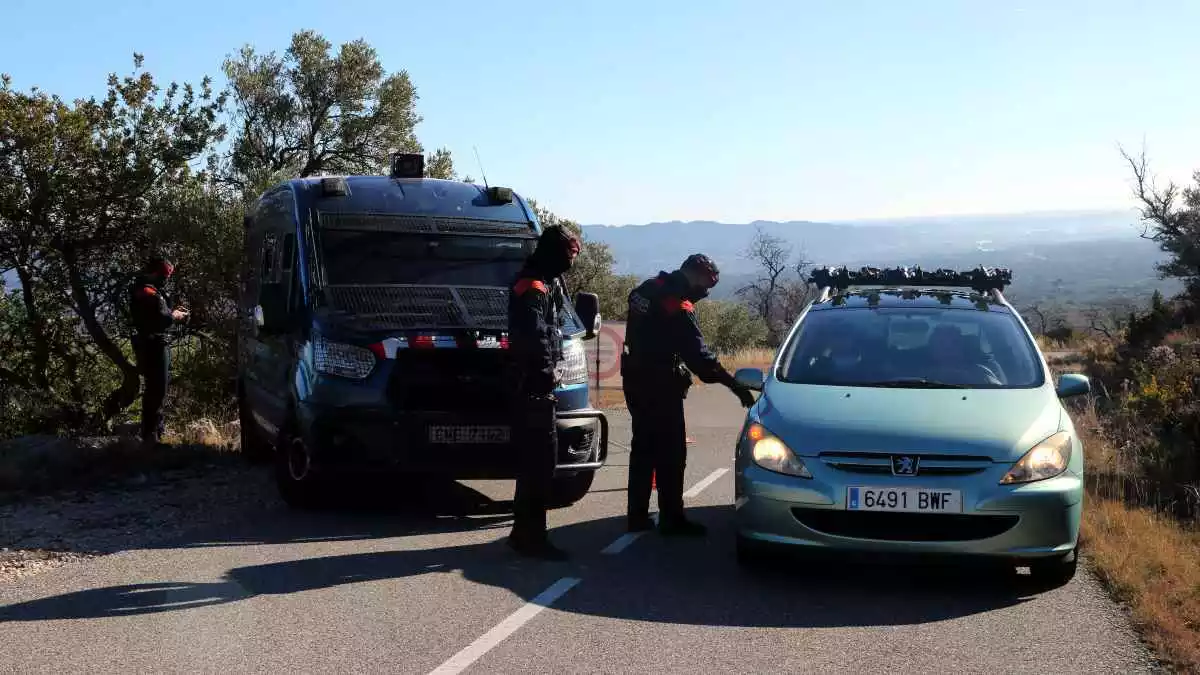 Els mossos fent un control policial a un dels accessos dels Ports