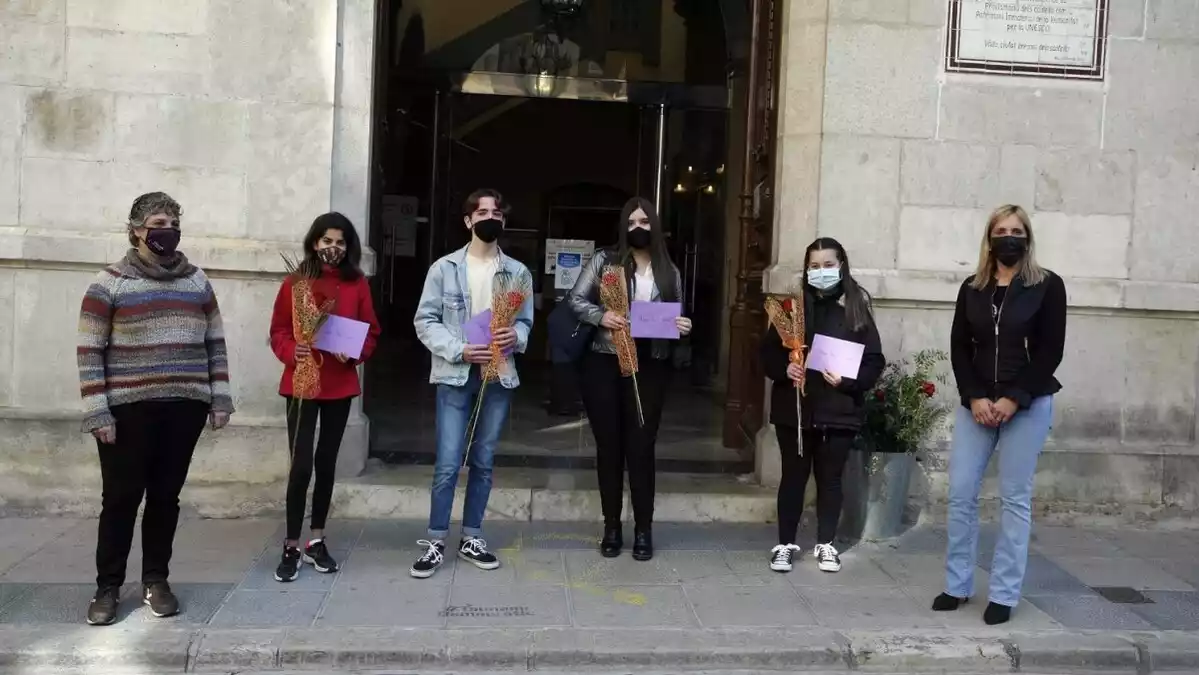 Guanyadors del concurs a la porta de l'Ajuntament de Valls