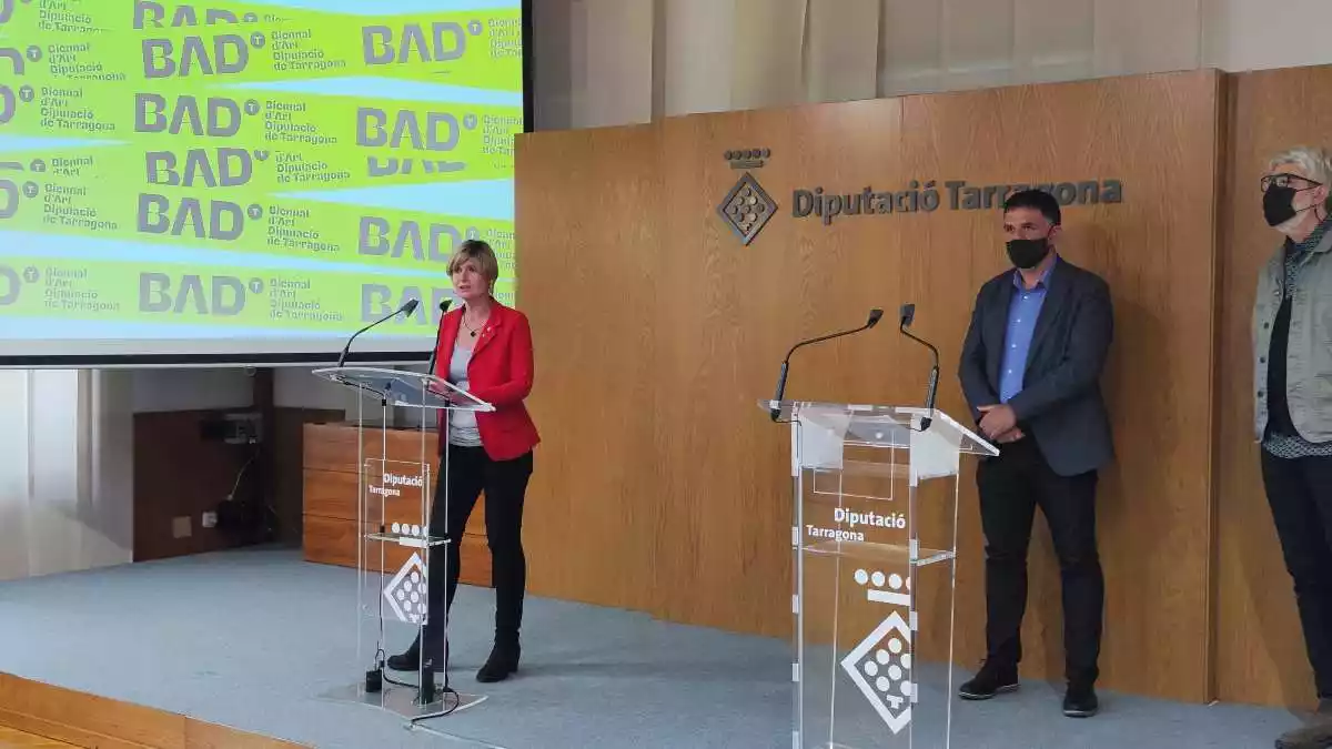 Imatge de la presidenta de la Diputació, Noemí Llauradó, acompanyada de Joanjo Garcia i Manel Margalef, durant la presentació de la BADT