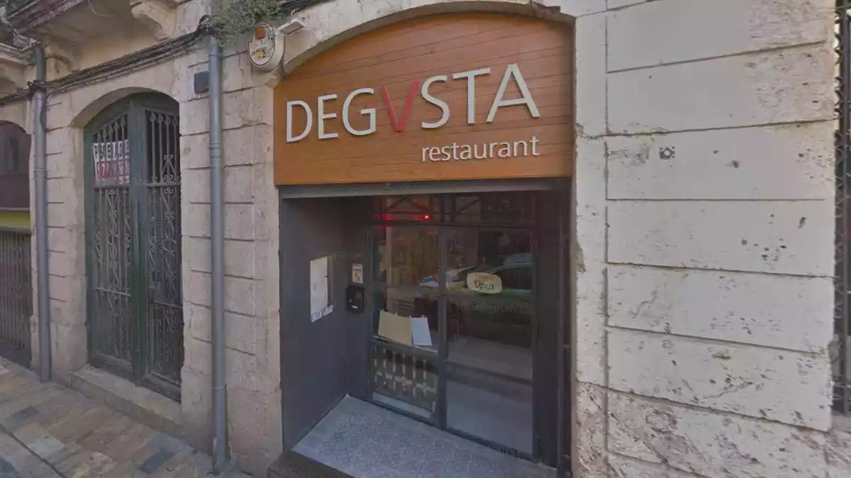 Imatge de l'entrada al restaurant Degvsta de la Part Alta, que tancarà el pròxim mes de maig
