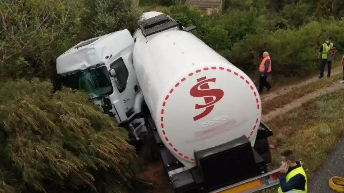 Imatge del camió cisterna accidentat a la C-14 a Alcover