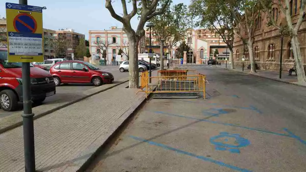 Imatge del carrer del Doctor Frias de Reus amb tanques apilades i un cartell prohibint aparcar-hi