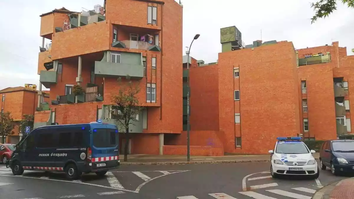 Imatge del dispositiu 'Electra' dels Mossos i la Guàrdia Urbana al barri Gaudí de Reus