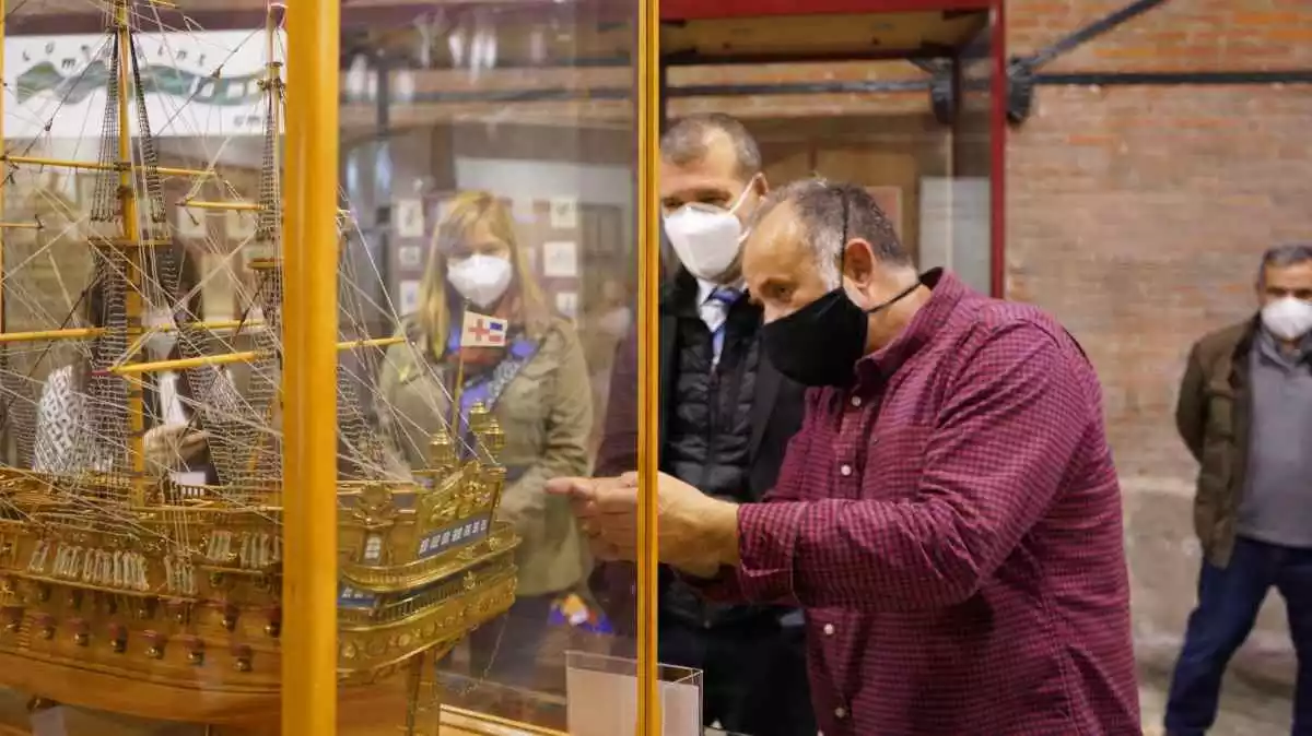Imatge del president del Port, Josep M Cruset, observant un dels objectes juntament amb un dels donants