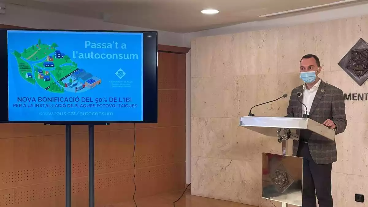 Imatge del regidor de Medi Ambient de Reus, Daniel Rubio, durant la presentació de la campanya per fomentar l'autoconsum energètic