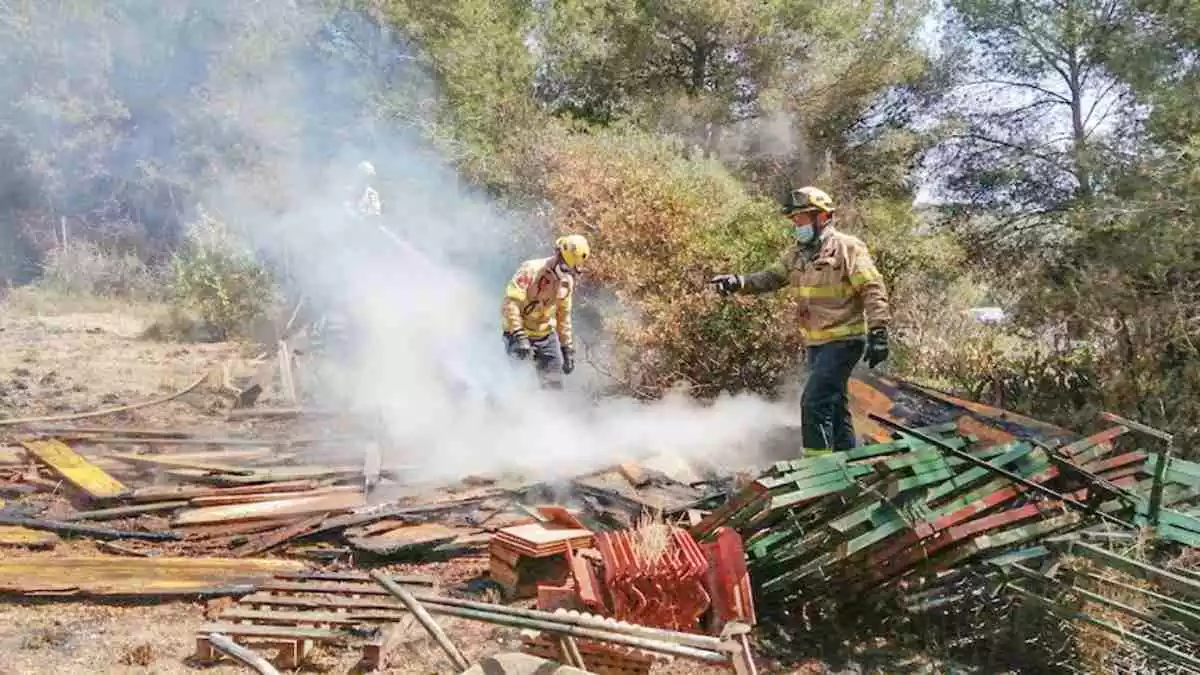 Imatge dels bombers actuant en l'incendi a la muntanya de l'Escarnosa de Calafell