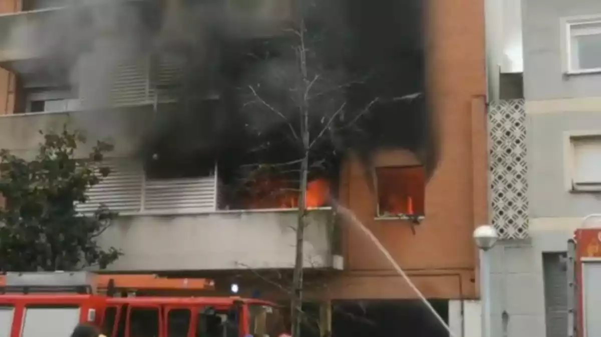 Imatge dels bombers actuant en l'incendi del carrer de Galceran de Pinós de Vila-seca