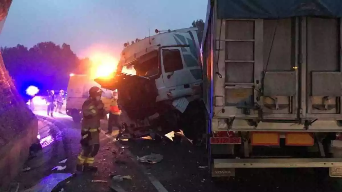Imatge d'un camió accidentat a l'N-240, a Valls