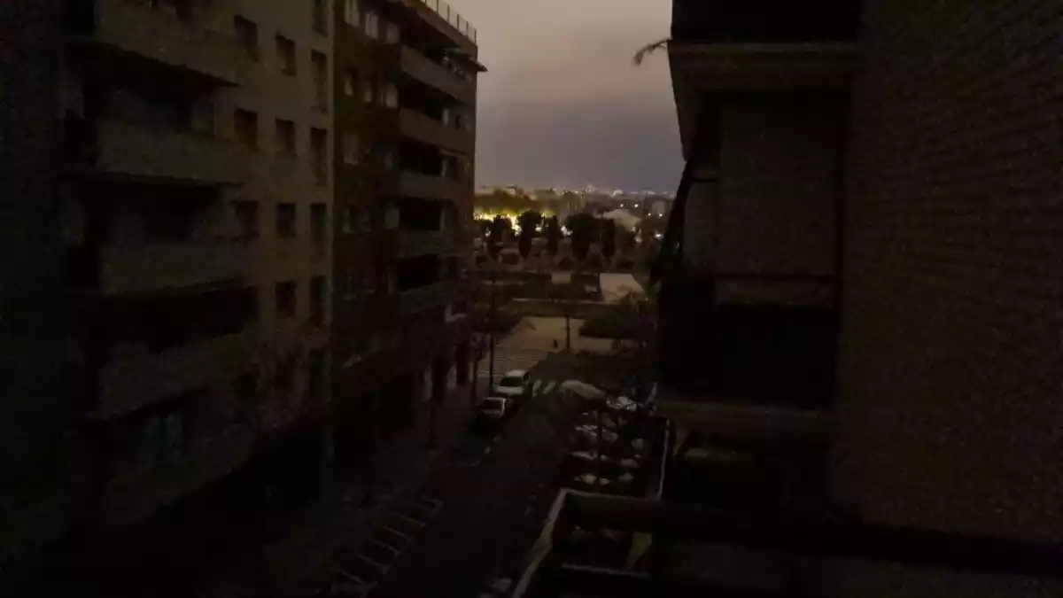 Imatge d'un carrer de Reus sense llum, afectat per l'avaria