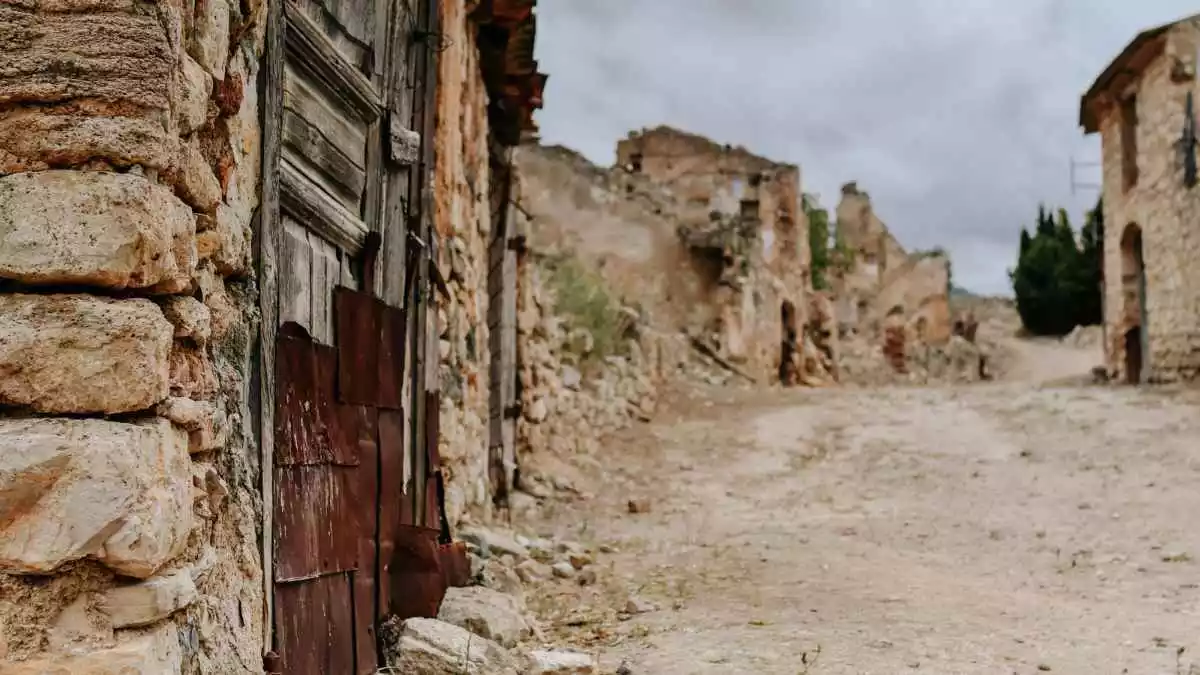 Imatge d'un carrer del Poble Vell de Corbera d'Ebre, destruït durant la Batalla de l'Ebre