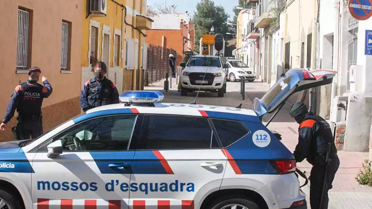 Imatge d'una patrulla dels Mossos amb tres agents durant l'operatiu policial al barri de Sant Josep Obrer de Reus