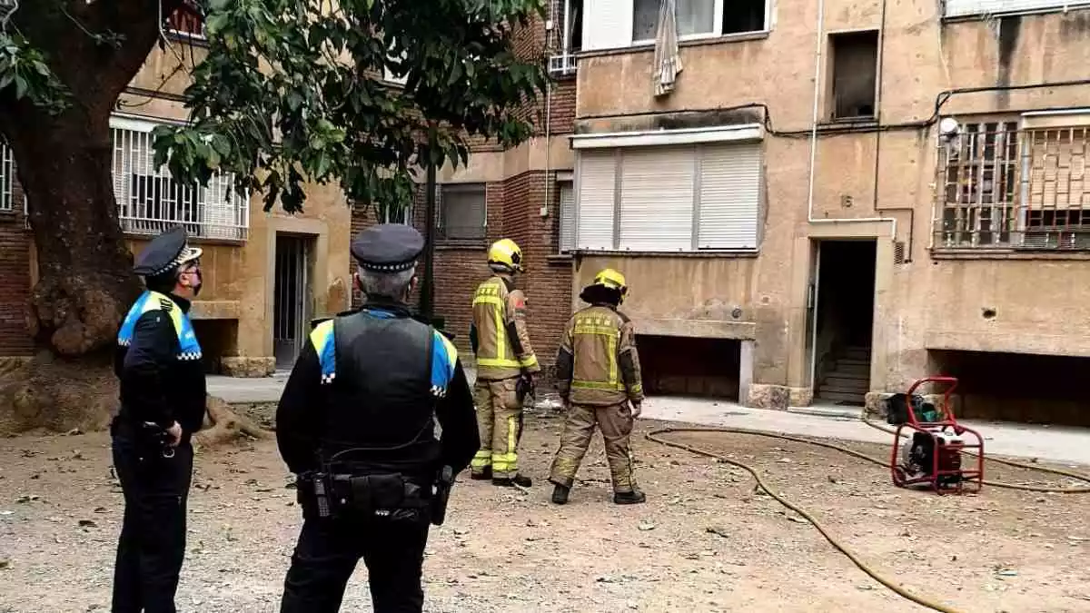 La Guàrdia Urbana de Reus i els Bombers en un incendi a Reus