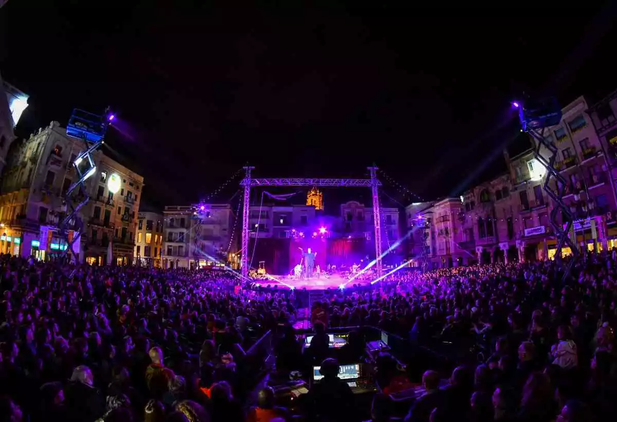 La plaça del Mercadal de Reus plena de públic amb un escenari de circ al centre