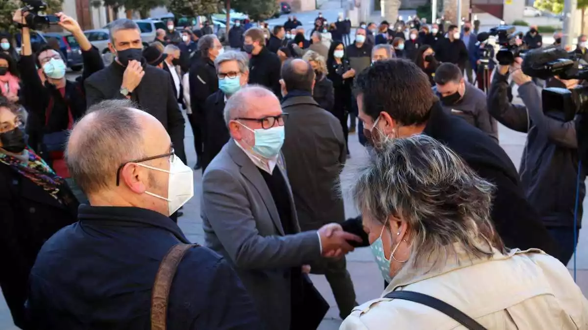 L'alcalde de Roquetes, Paco Gas, saludant els concentrats a la plaça Mossèn Sol de Tortosa per donar-li suport abans del judici.