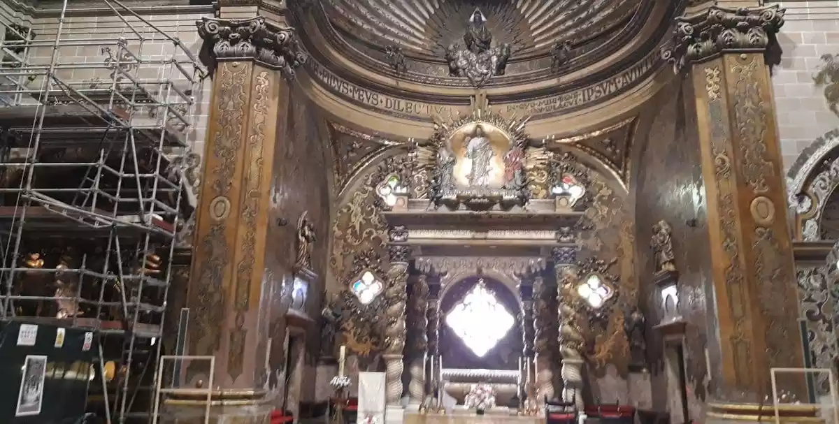L'altar major i l'altar de Sant Josep, en obres.