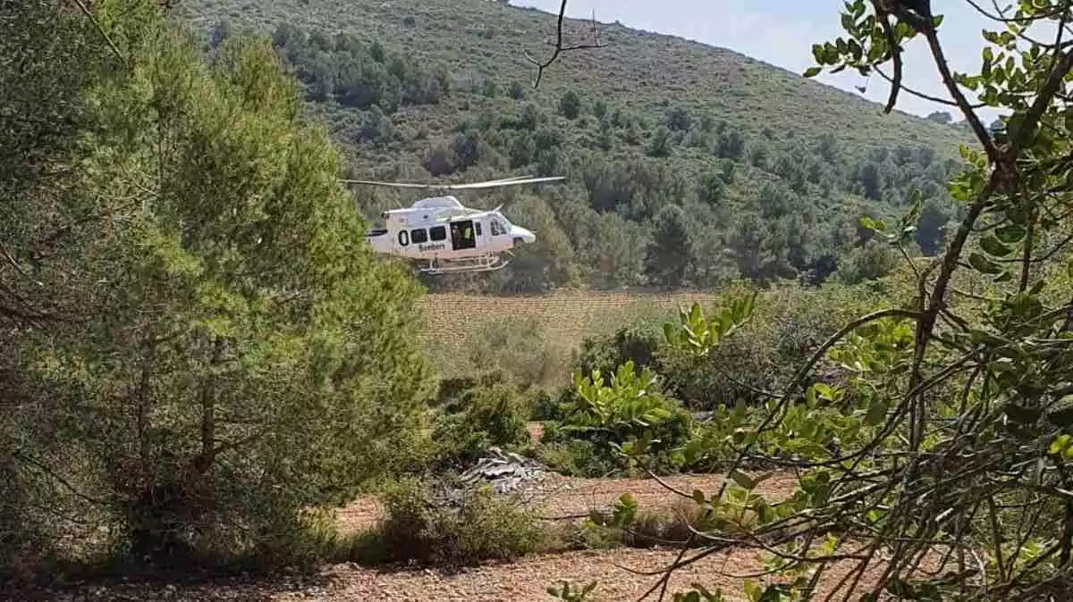 L'helicòpter de rescat a la zona de la Cova Foradada a Calafell
