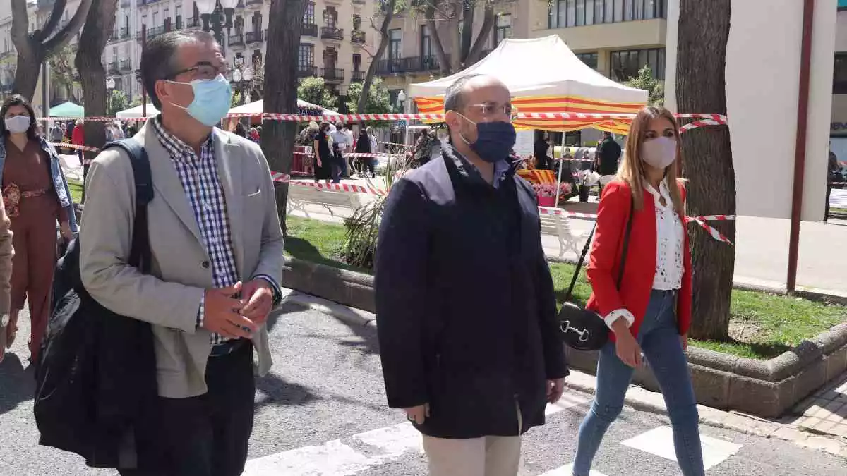 Pla americà del líder del PPC, Alejandro Fernández, acompanyat de membres de la formació local, passejant per la Rambla Nova durant la Diada de Sant Jordi.