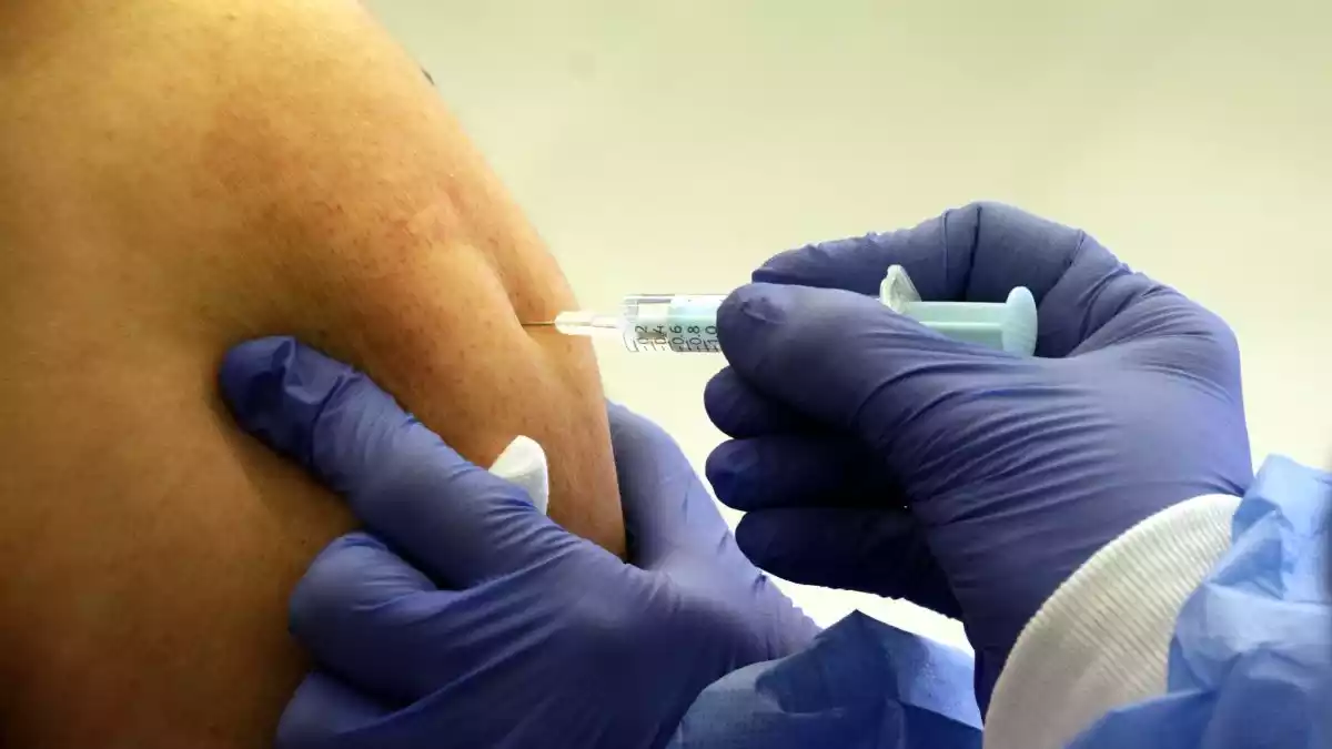 Pla detall del moment d'injectar una vacuna contra la covid-19