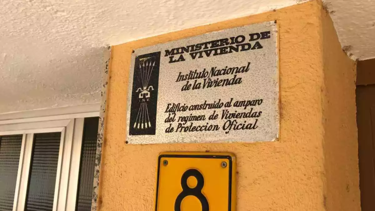 Pla detall d'una de les plaques franquistes retirades en un immobles de Sant Carles de la Ràpita.