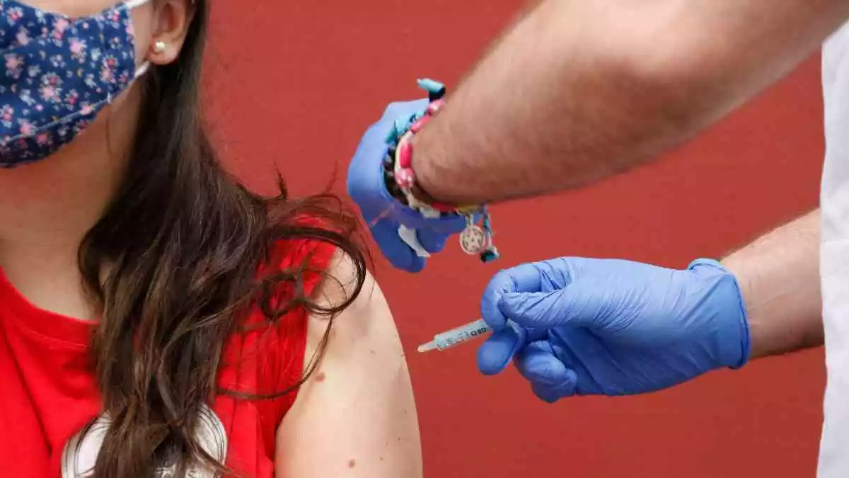 Pla detall d'una dona rebent la vacuna al Palau Firal de Manresa. Imatge de l'1 de març del 2021