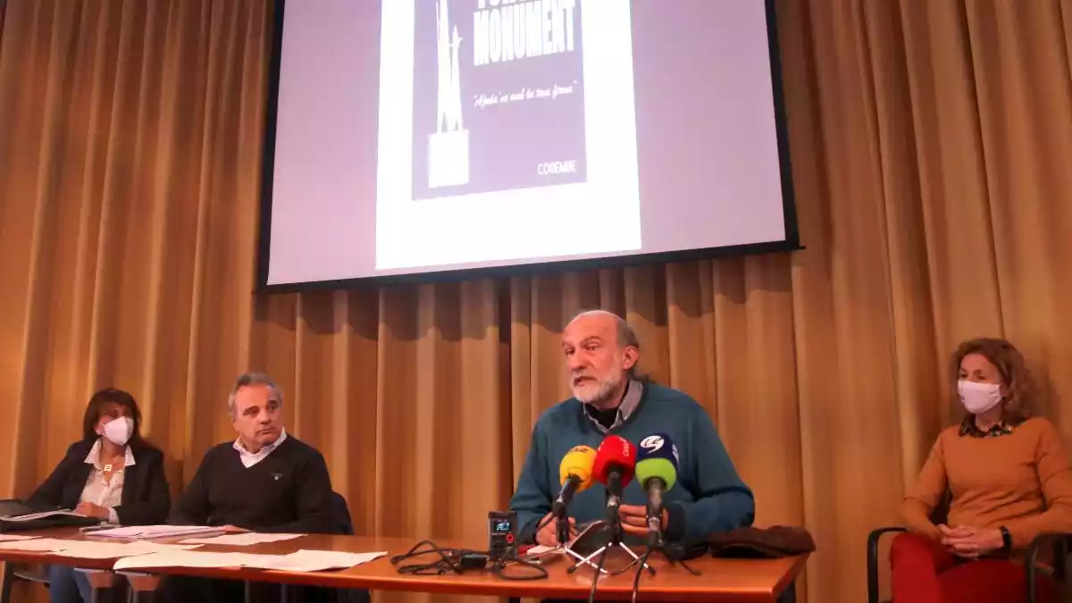 Pla general de la roda de premsa del Corembe per anunciar la iniciativa popular al ple de Tortosa amb l'objectiu d'evitar la retirada del monument franquista.