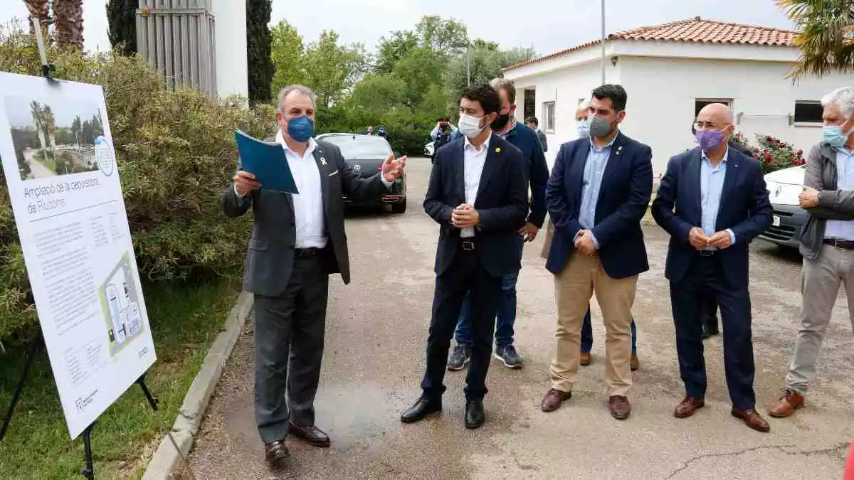 Pla general del director de l'ACA, Lluís Ridao, amb el conseller Damià Calvet, durant una visita a les obres d'ampliació de la depuradora de Riudoms