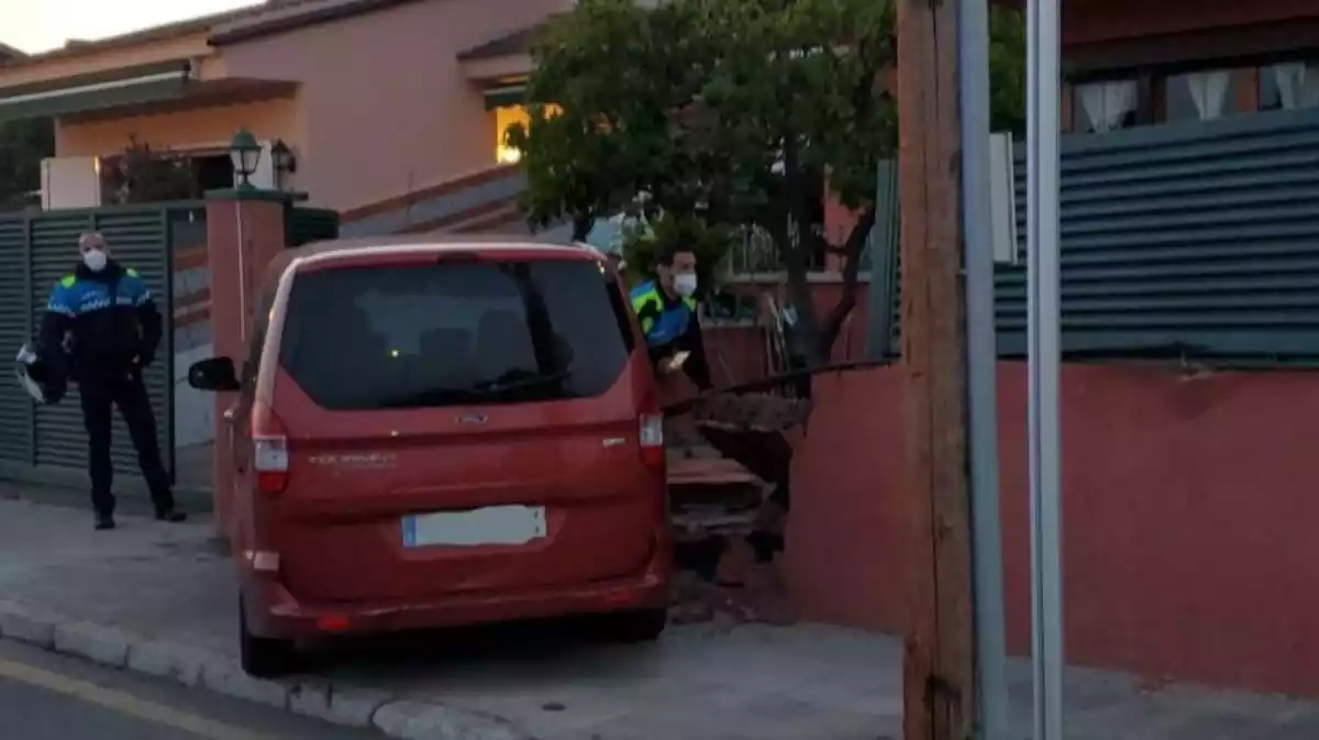 Un cotxe encastat en una casa al carrer de Ramon Llull de Reus