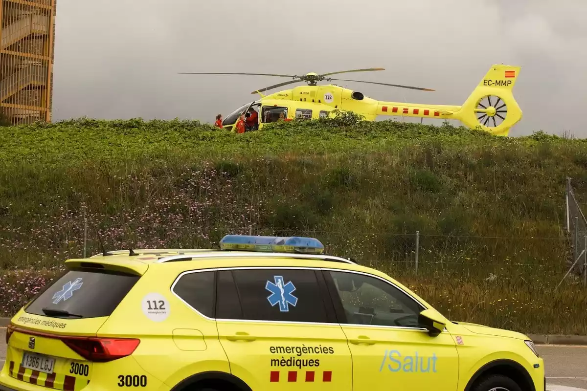 Un helicòpter medicalitzat aterra a les instal·lacions de l'hospital Joan XXIII de Tarragona
