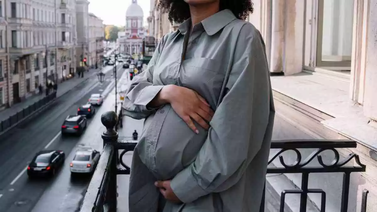Una dona embarassada, en una imatge d'arxiu