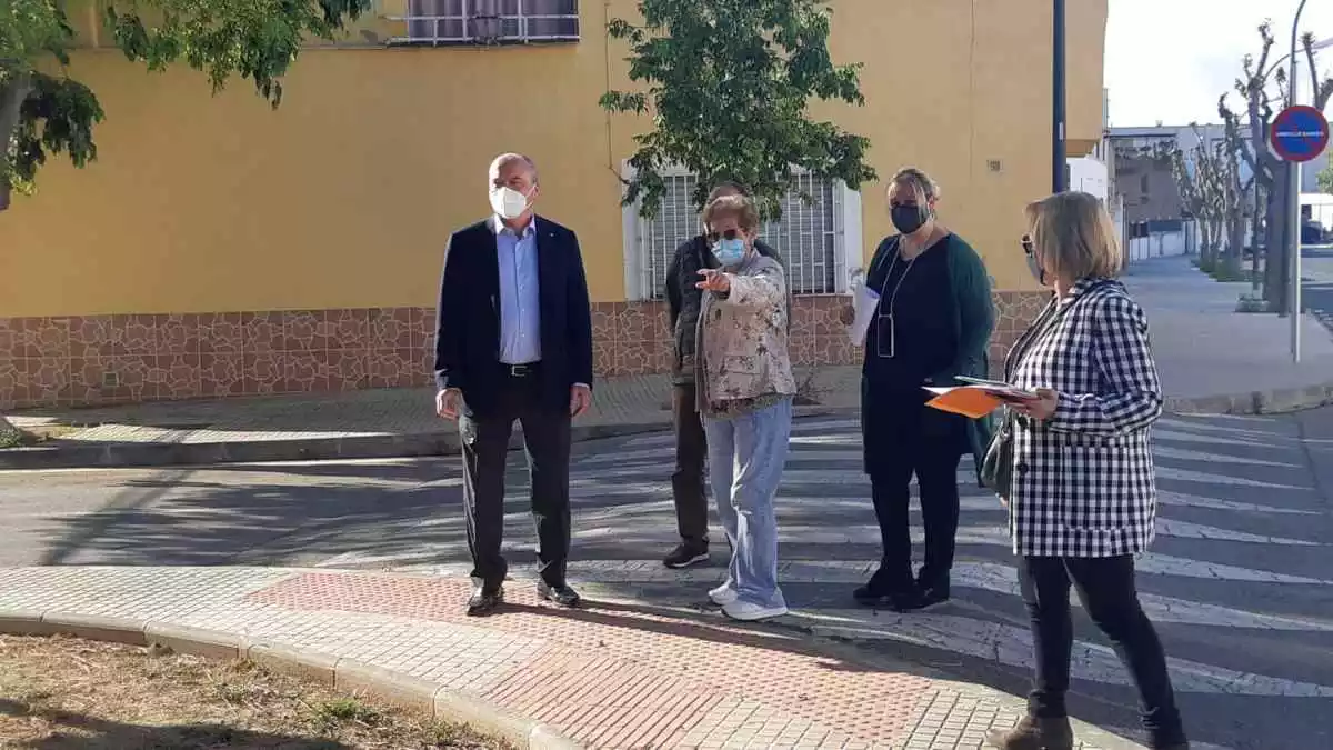 Visita de proximitat al barri de Parcel·les Casas de Reus, per part de l'alcalde Carles Pellicer