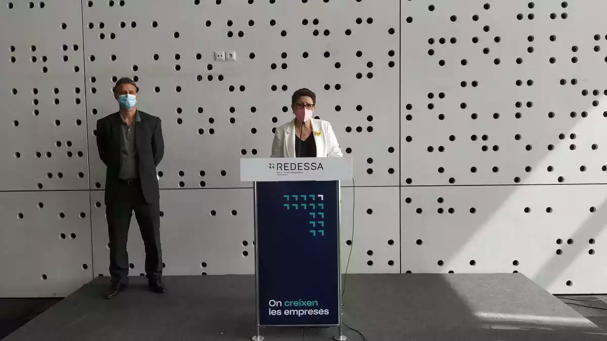 Albert Boronat (gerent de Redessa) i Teresa Pallarès (regidora d'Economia i Coneixement), darrere d'un faristol de Redessa durant una roda de premsa