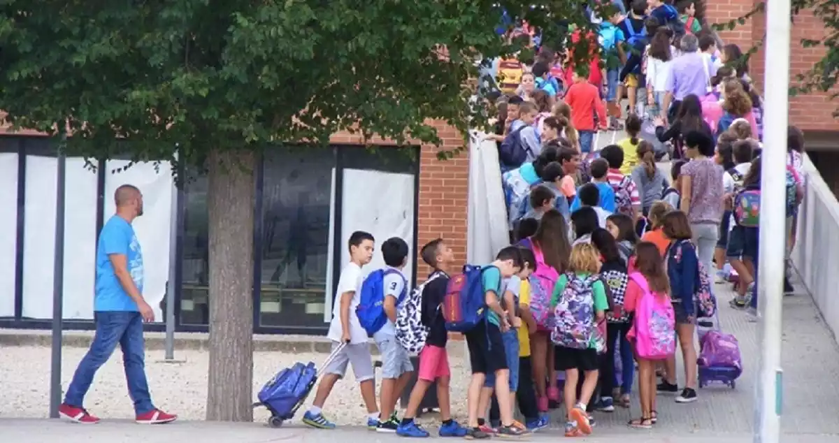 Alumnes entrant a una escola del Vendrell.