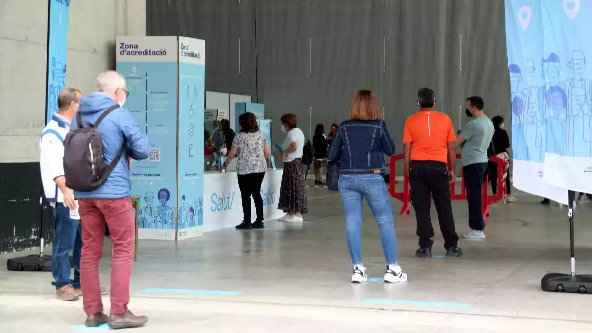 Ciutadans fent cua per entrar a vacunar-se al nou punt de vaccinació poblacional del pavelló firal de Tortosa