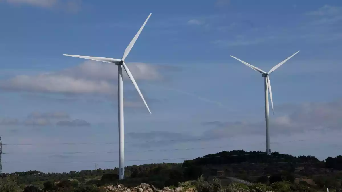 Dos aerogeneradors situats al terme municipal de Vilalba dels Arcs, a la comarca de la Terra Alta